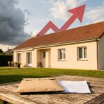 Maison individuelle et avis de taxe foncière 2026 avec une flèche de hausse