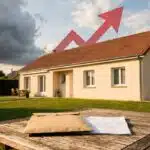 Maison individuelle et avis de taxe foncière 2026 avec une flèche de hausse