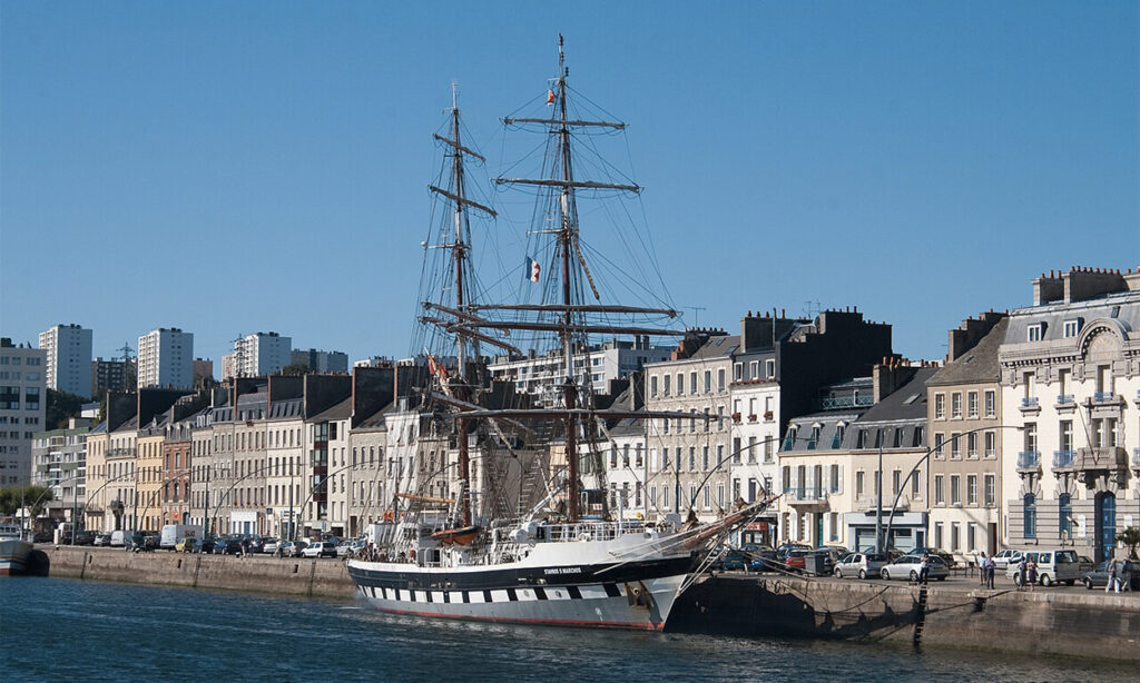 Voilier amarré au port de Cherbourg en Cotentin