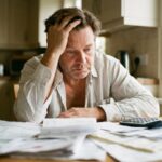 Propriétaire bailleur accablé face à ses factures et charges de copropriété, alerte de Foncia sur la crise immobilière