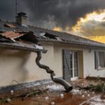 Maison endommagee apres un violent orage, tuiles arrachees et grelons au sol