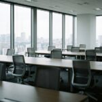 Plateau de bureaux moderne presque vide avec de nombreux postes de travail inoccupés, illustrant la vacance record