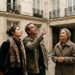Trois coproprietaires discutant dans la cour d un immeuble ancien, diagnostic energetique collectif