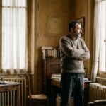 Homme pensif dans un appartement ancien mal isole, passoire thermique