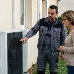 Un chauffagiste presente une pompe a chaleur air-eau a une proprietaire devant sa maison