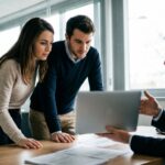 Couple discutant d un credit immobilier avec un conseiller bancaire
