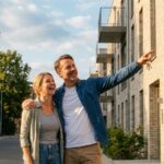 Couple souriant recevant les clés d'un immeuble neuf, illustrant l'investissement locatif sous le dispositif Jeanbrun