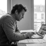 Investisseur analysant des documents de parts de SCPI à son bureau